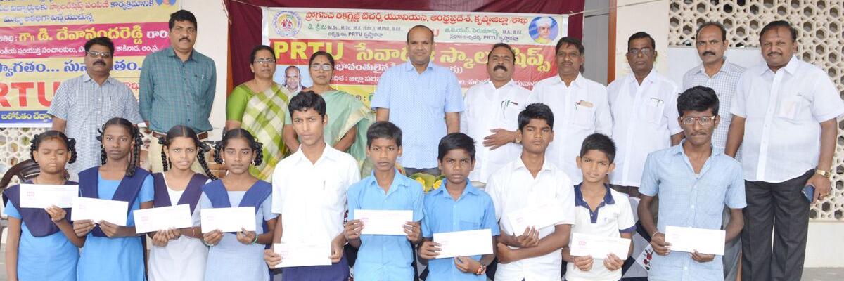 RJD Devananda Reddy: Poor students get Scholarships in Vijayawada