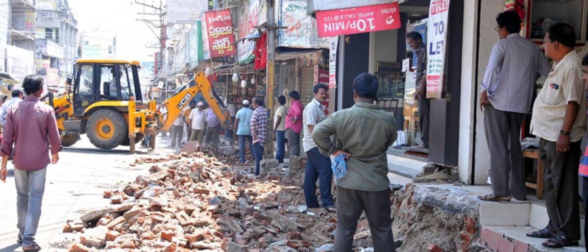RMC demolition drive to widen roads begins in Rajamahendravaram