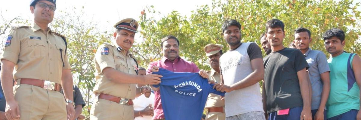 Rachakonda CP distributes T-shirts to trainee constables