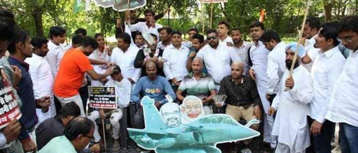 IYC activists get head tonsured in protest against Rafale scam