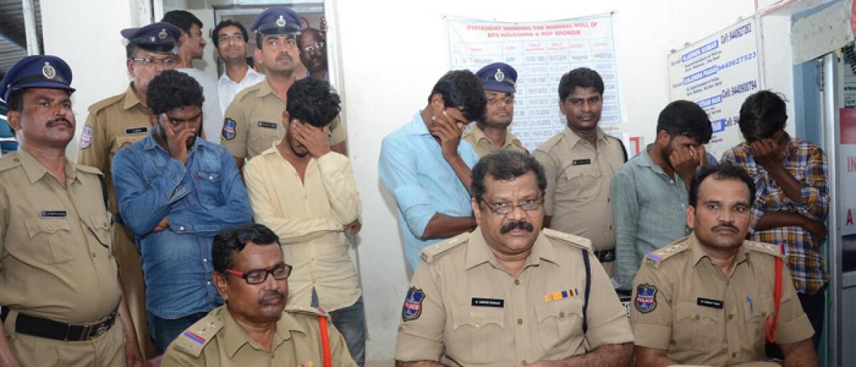 Cell phone theft racket busted in Nalgonda