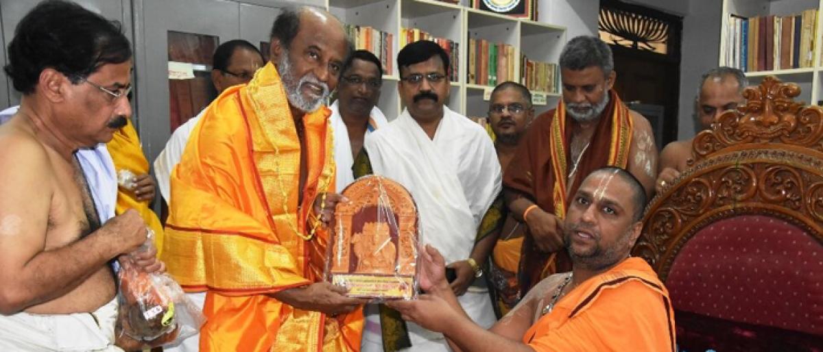 Rajini seeks blessings of Raghavendra Swamy