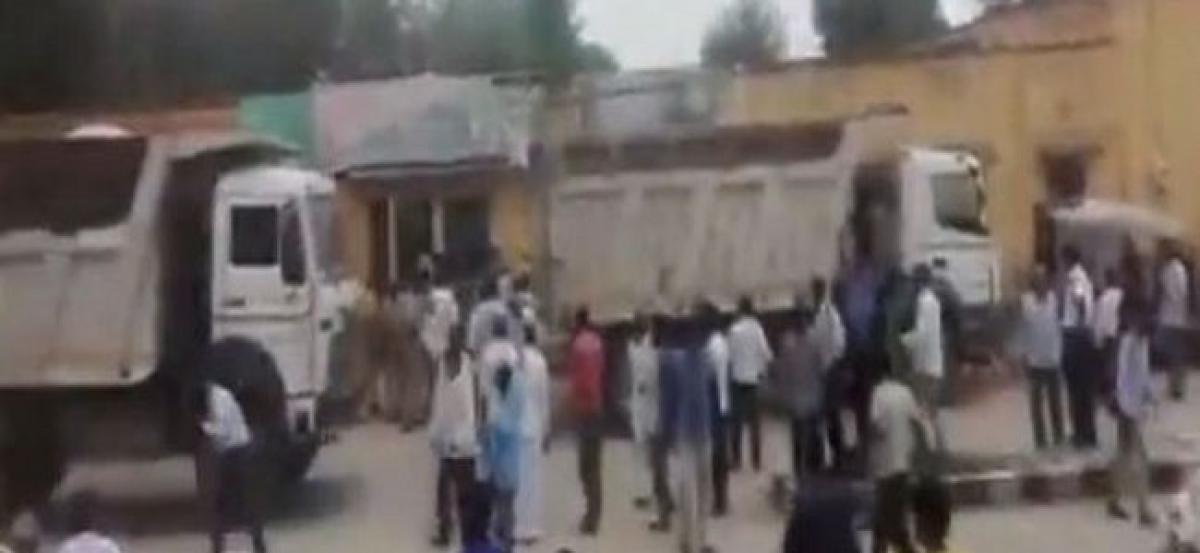 Scuffle breaks out between locals, police in Rajasthan