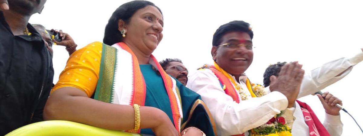 KCR’ niece Ramya seeks votes for Nama Nageswara Rao
