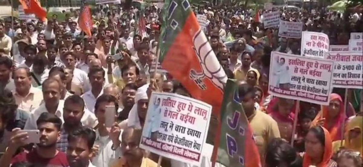 Ration scam: BJP workers protesting outside Kejriwals residence detained