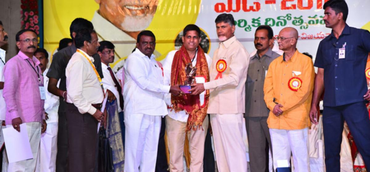 Naval Dockyara staffer receives Shrama Sakthi Award