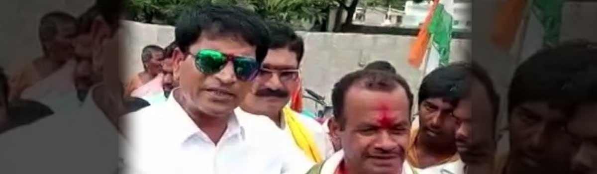 Actor Ravibabu campaigns for Komatireddy Venkat Reddy in Nalgonda