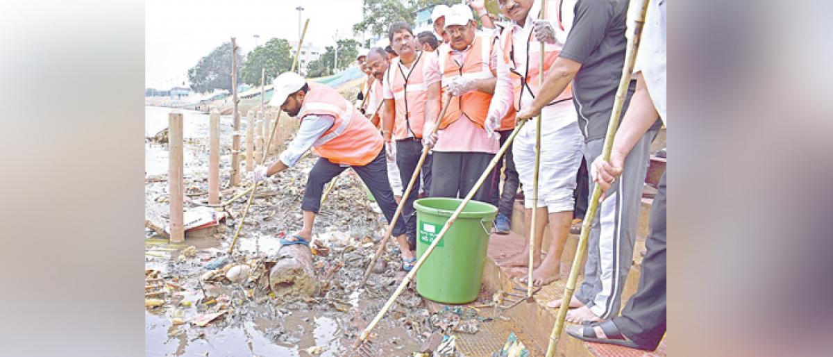 MLA, BJP leaders clean river ghats in Rajamahendravaram