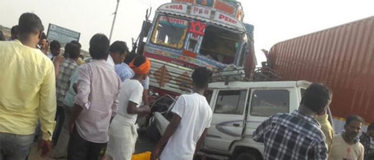 11 killed in multi-vehicle collision at Pragnapur