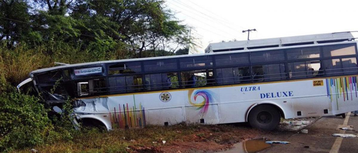 10 injured as bus collides with lorry