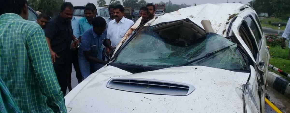 Vehicle in AP Minister’s convoy overturns in Suryapet
