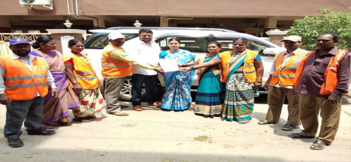 Corporator Shanthi  assures sanitation staff on work allotment