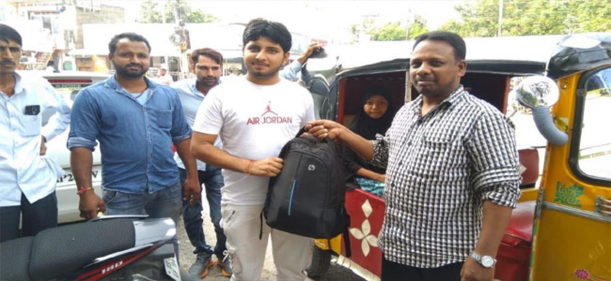 Show of humanity Auto driver returns bag containing Rs 5 lakh to passenger