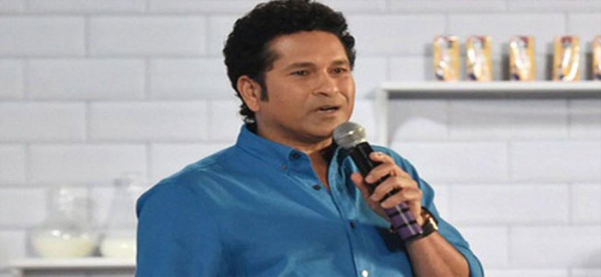 Sachin presents ‘Pinstrike’ trophy to winners