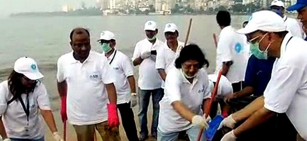 Mumbai: SBI employees participate in Swachh Bharat Abhiyan