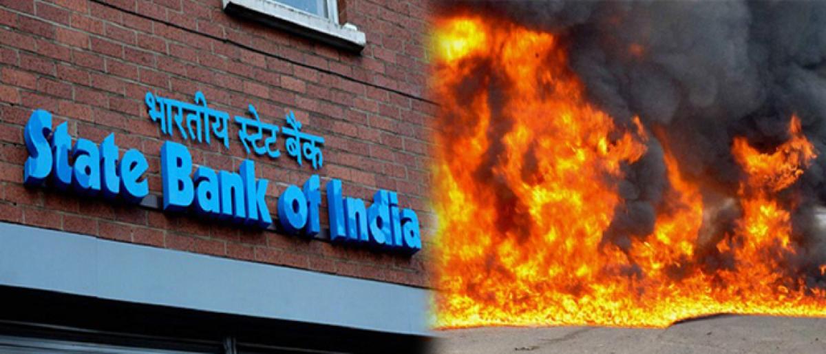 Fire in SBI branch in Delhi
