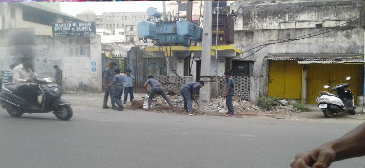 School forces its students to clear garbage