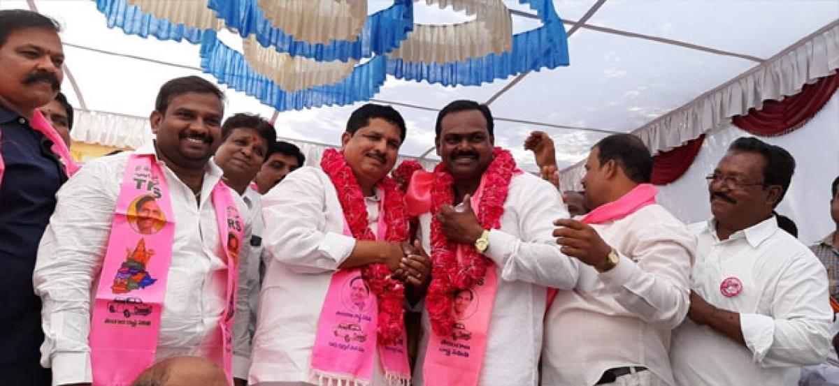Several join TRS in Fateh Nagar