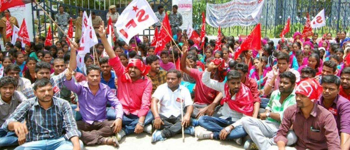 SFI activists demand suspension of HCU VC