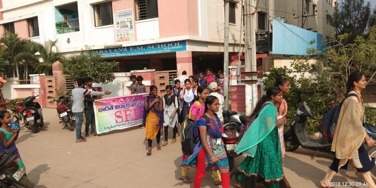 SFI holds protest at corporate school in Bhimavaram