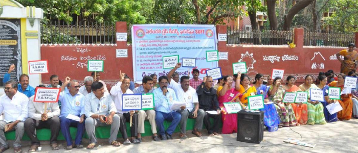 Secondary Grade teachers organise protest