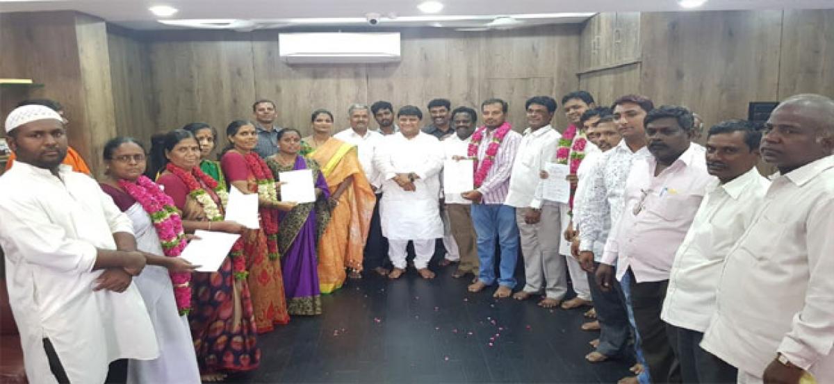 Shaffi felicitates new ward members