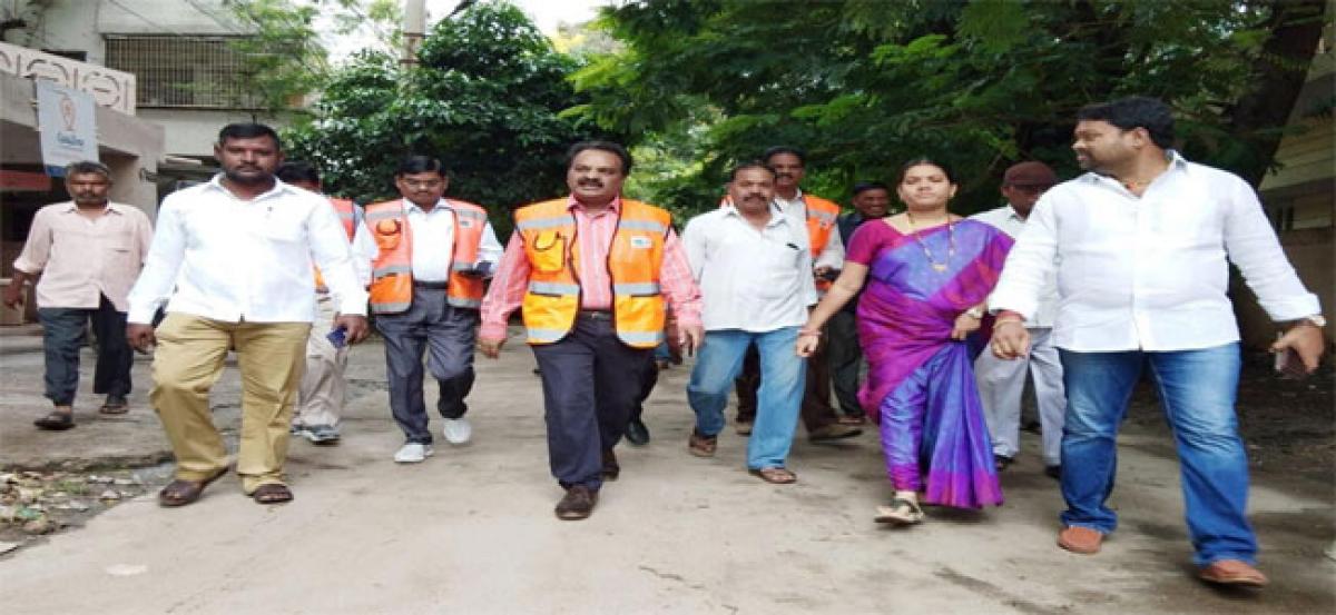 Shanthi raises civic issues with GHMC Zonal Commissioner