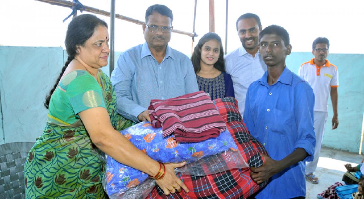 Sri Krishnadevaraya University Vice-Chancellor donates beds to orphan kids