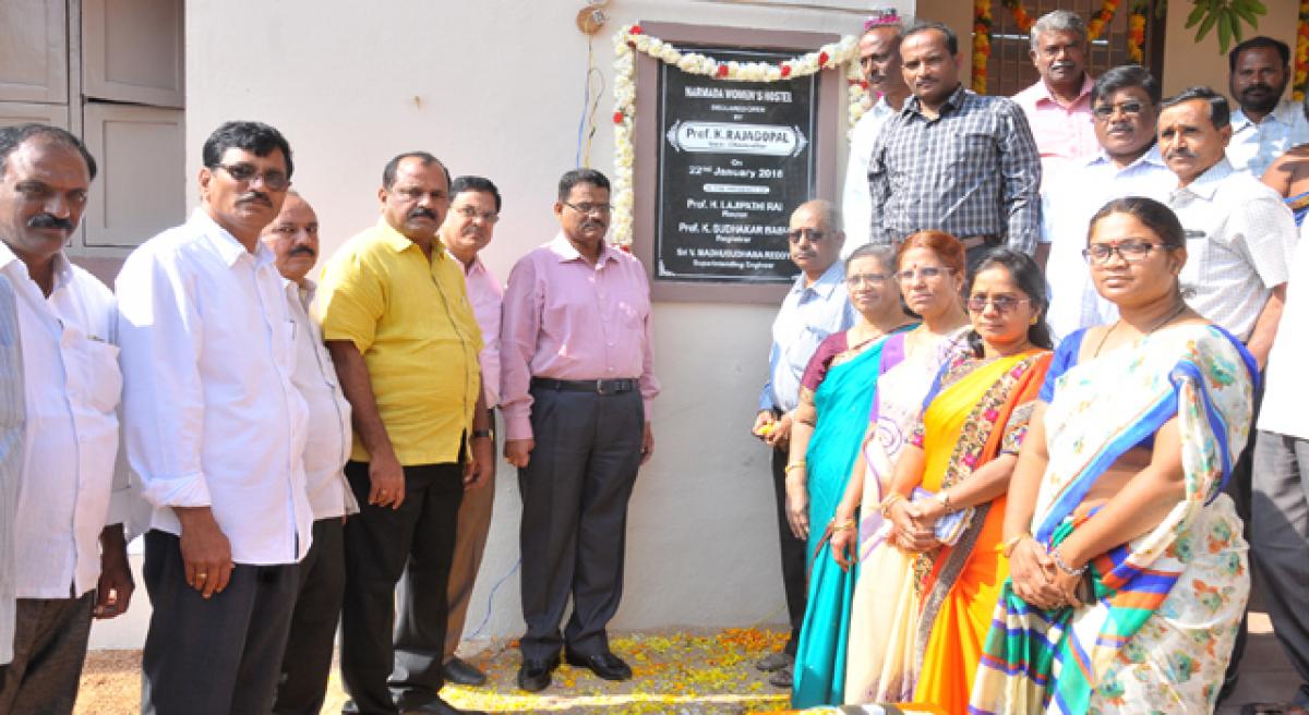 V-C inaugurates Sri krishadevaraya University women’s hostel building