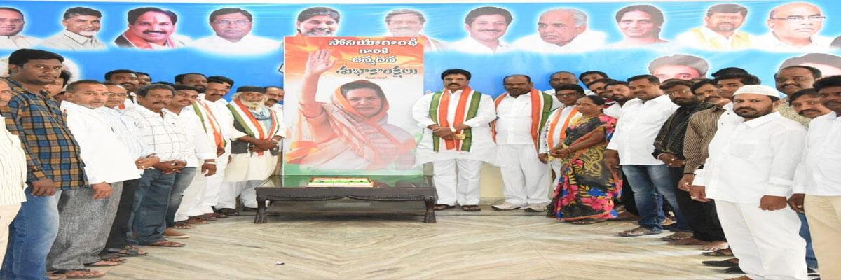 Congress leaders celebrate Sonia Gandhi’s birthday