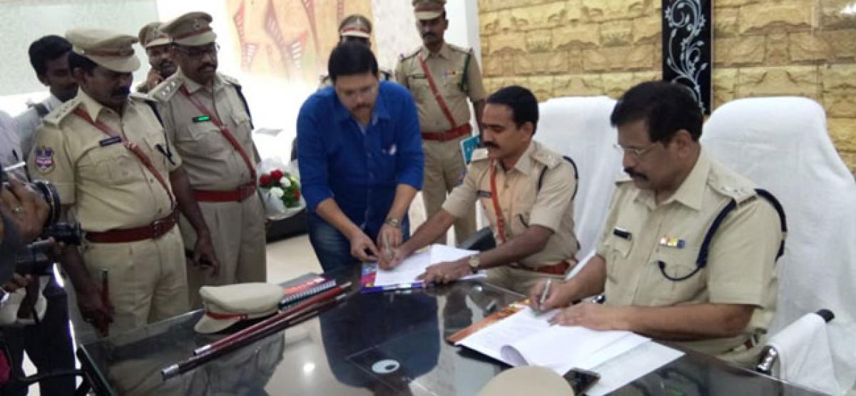 Venkateshwarlu takes charge as Suryapet SP