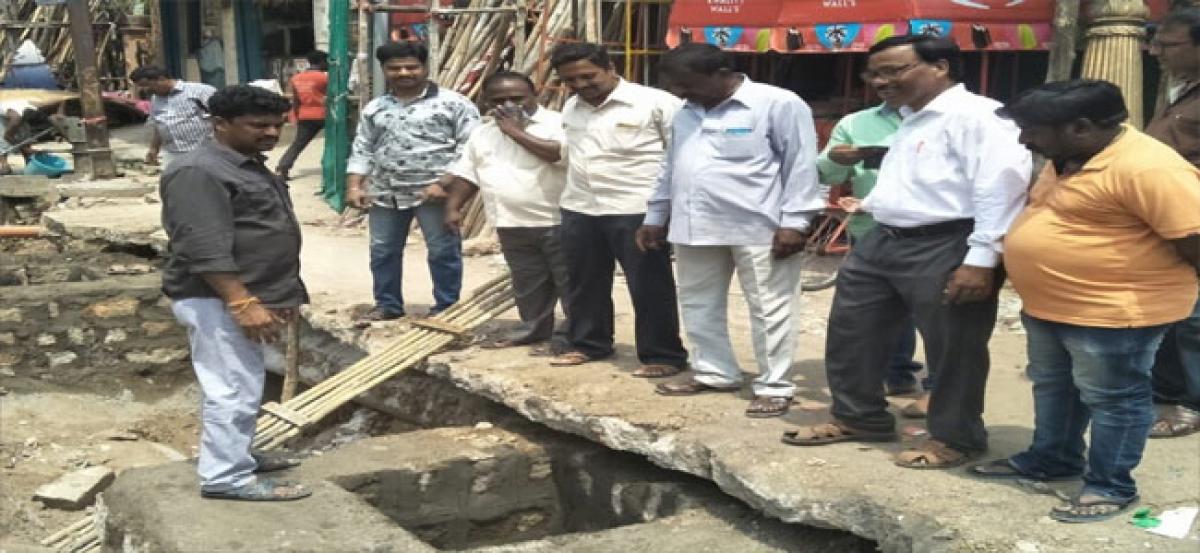 Srinivas inspects drain works at Kaman Basti