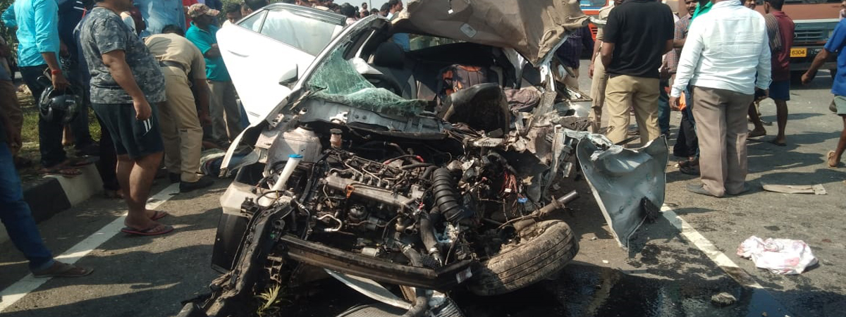 4 engineering students die as car hits divider, truck