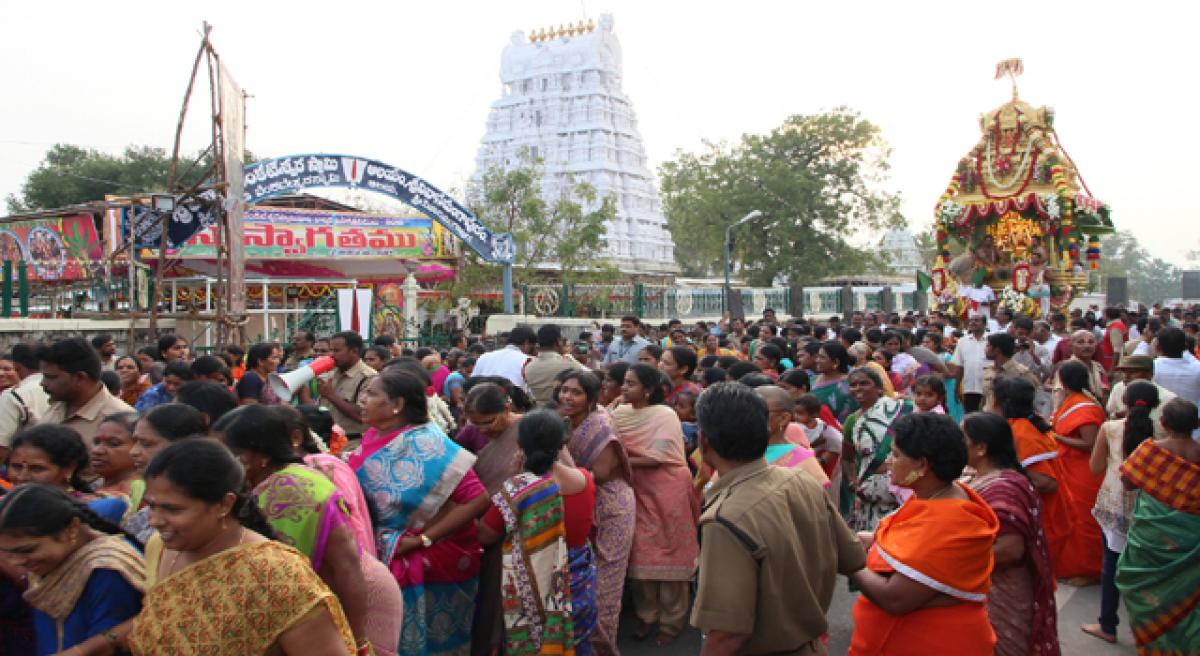 Kalyana Venkateswara Swamy rides on Swarna Ratham