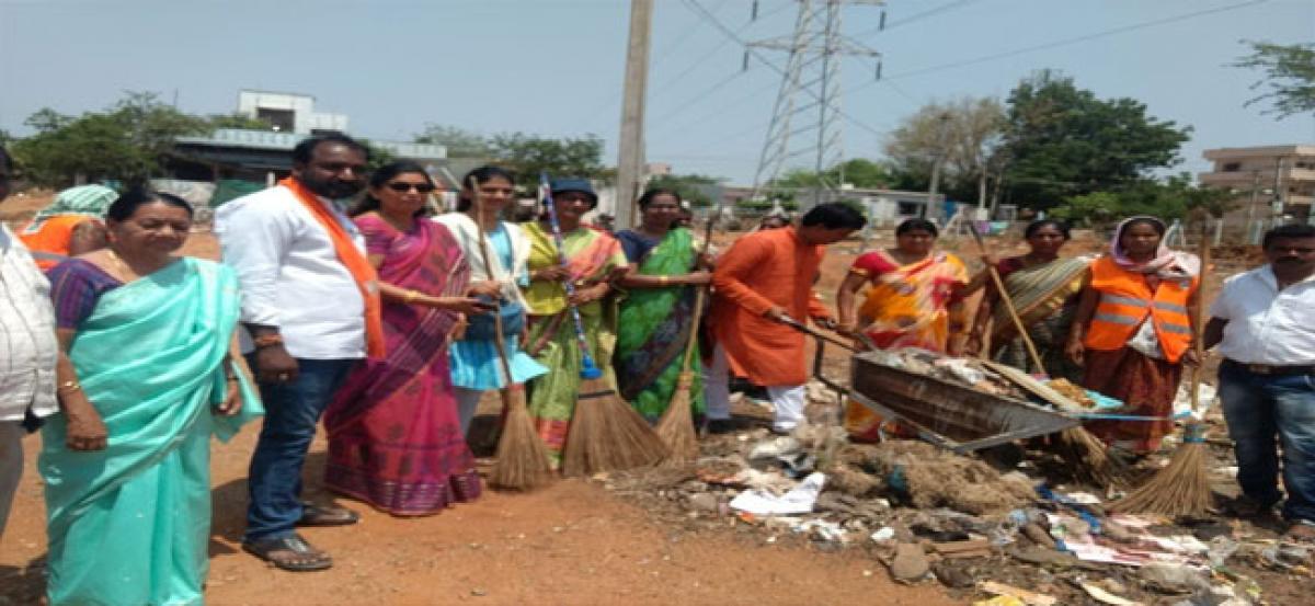 Locals take part in Swachh Bharat drive