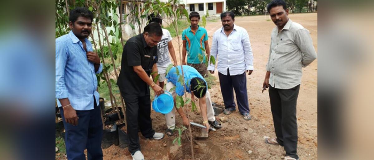 Community service helps students become leaders said NSS programme officer of Acharya Nagarjuna University campus in Ongole
