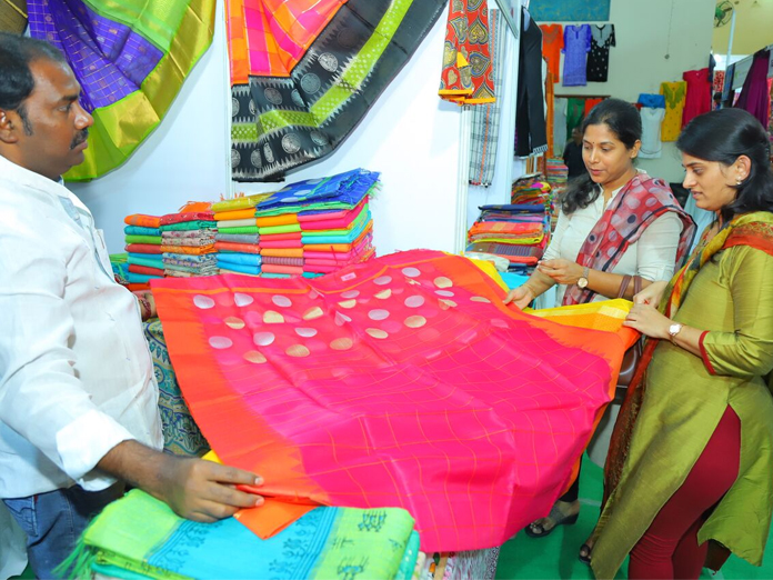 Latest sari designs are star attraction at Lepakshi expo
