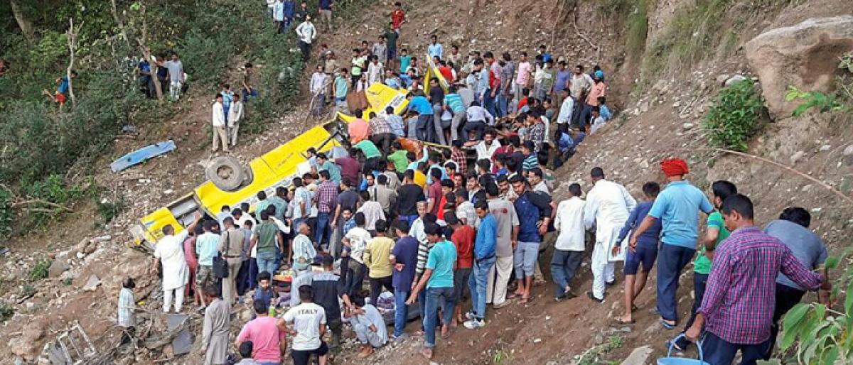 26 schoolkids die as bus falls into gorge