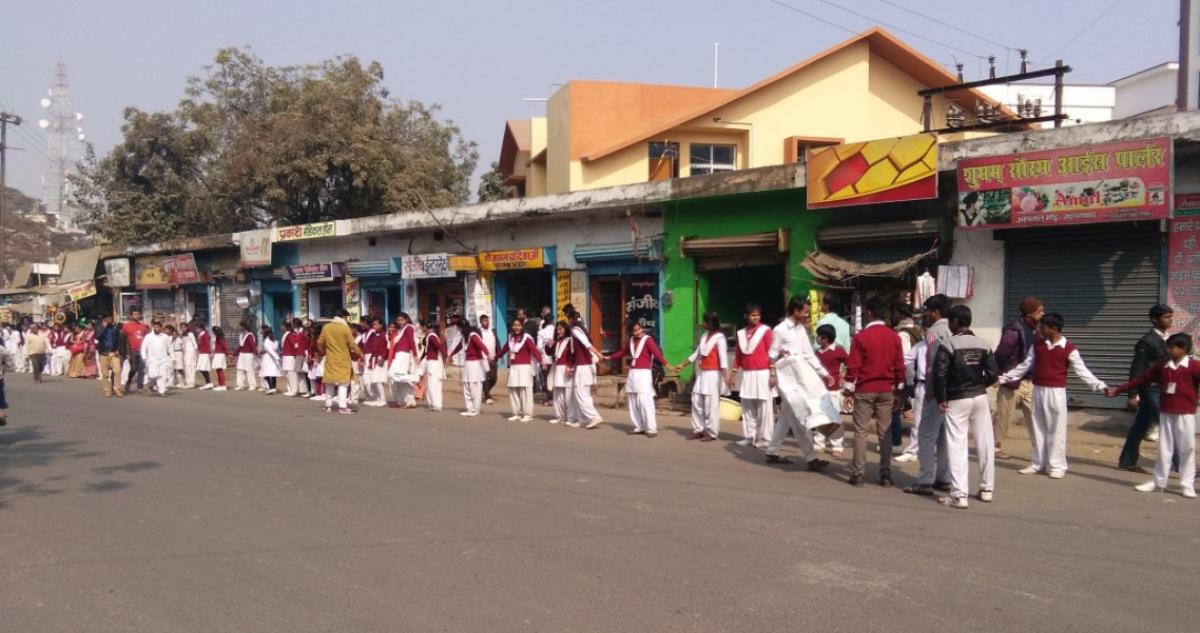 PM Modi lauds Bihars 13,000-km human chain