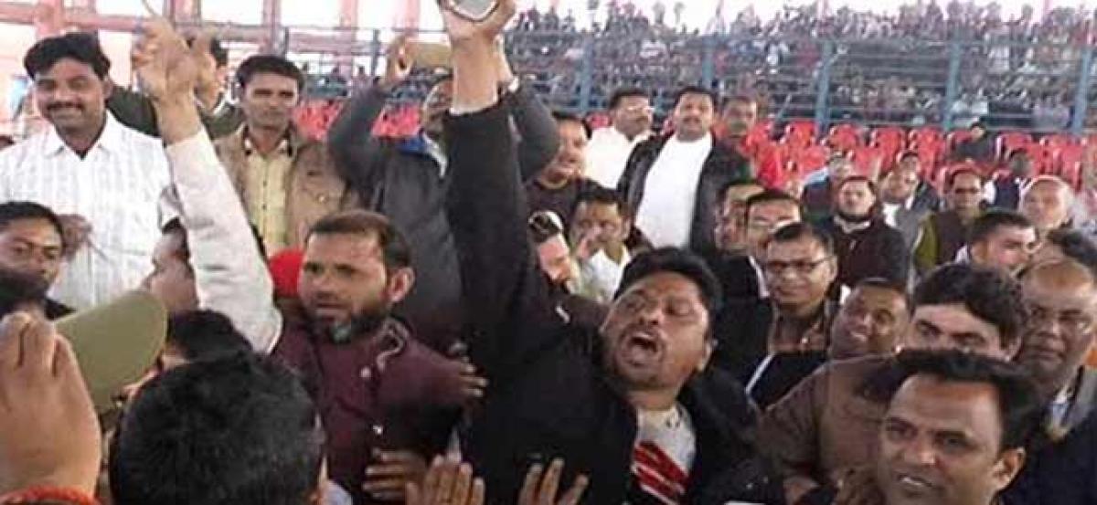 Scuffle broke out between BJP, BSP over Mayor taking oath in Urdu