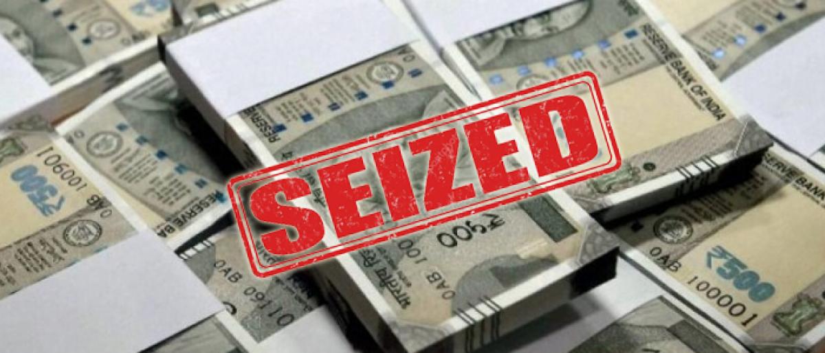 Shahinayath gunj police seized Rs 11.14 lakh during vehicle checkings