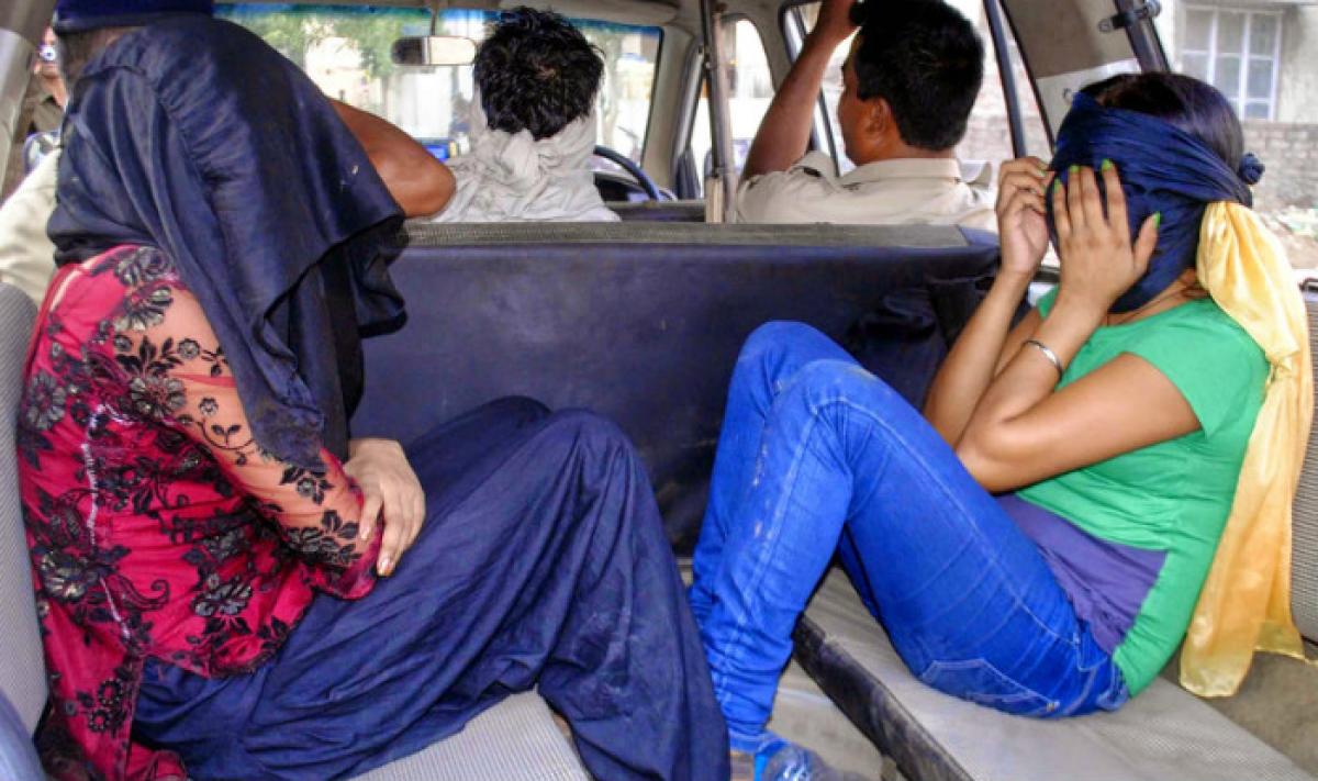 Police Busts Sex Racket In Beauty Parlour In Kakinada