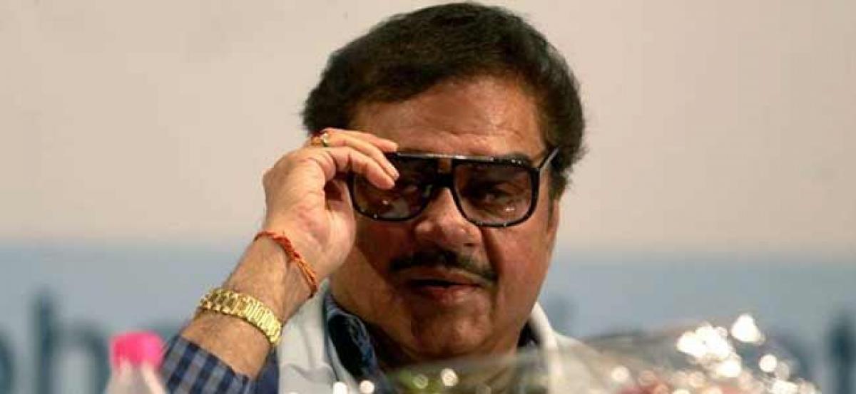 Shatrughan Sinha wins lifetime achievement award in UK