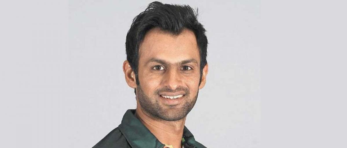Shoaib Malik in shock after being hit on head