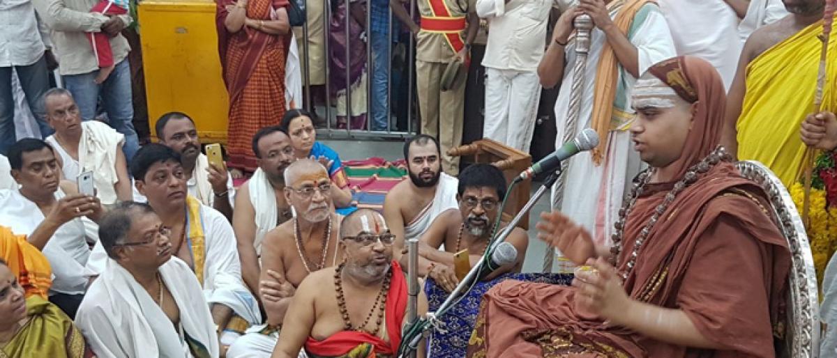 Shringeri Shankar Mutt pontiff visits Yadadri