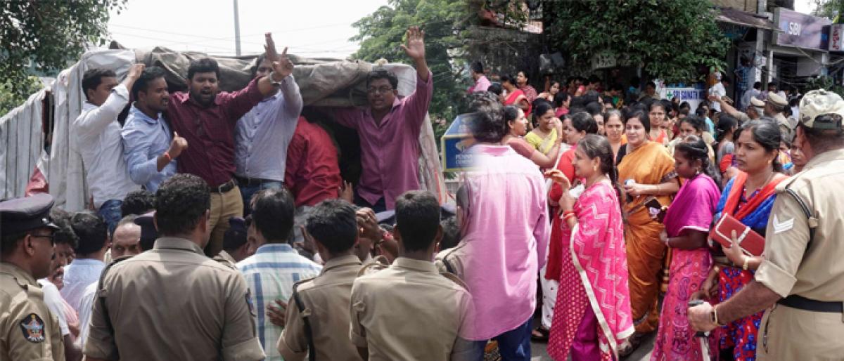 Employees lay siege to Collectorates in Vizag, Srikakulam & Vizianagaram