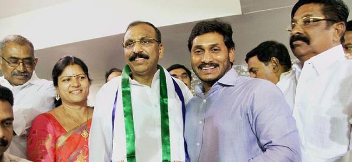 Silpa files nomination for Nandyal by-poll