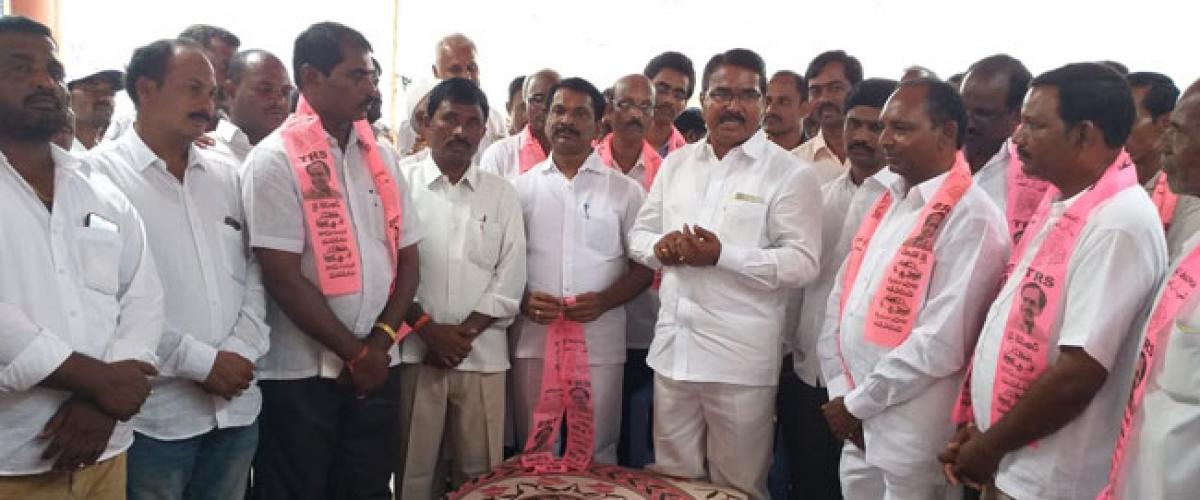 Leaders of different parties flock to TRS