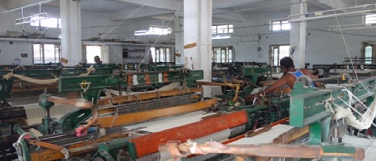 Sircilla weavers pin hopes on orders from TN, Kerala