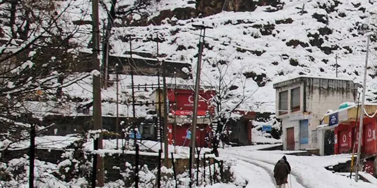 Kashmir witnesses first snowfall of 2019